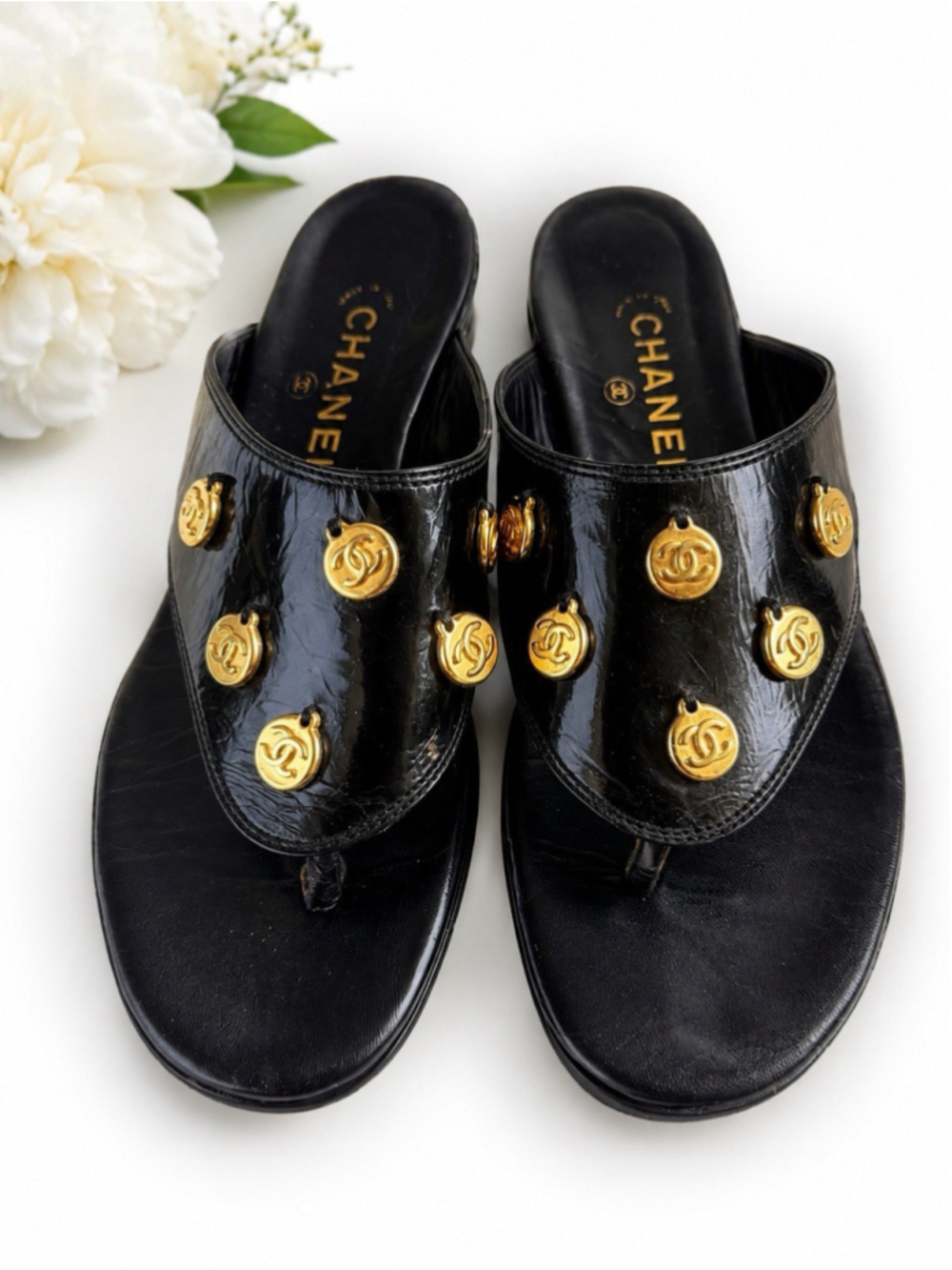 Rare Chanel CC Medallion Patent Leather Thong Sandals Black Italy 39.5 VTG